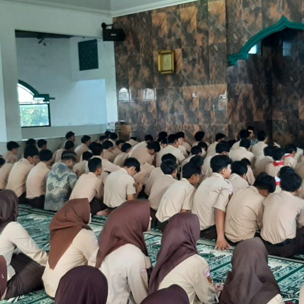 Kegiatan Jumat Berkah di SMP Islam Al Azhar 18 Salatiga: Meningkatkan Ketaqwaan dan Kepedulian Sosial