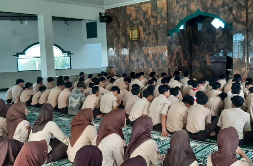 Kegiatan Jumat Berkah di SMP Islam Al Azhar 18 Salatiga: Meningkatkan Ketaqwaan dan Kepedulian Sosial
