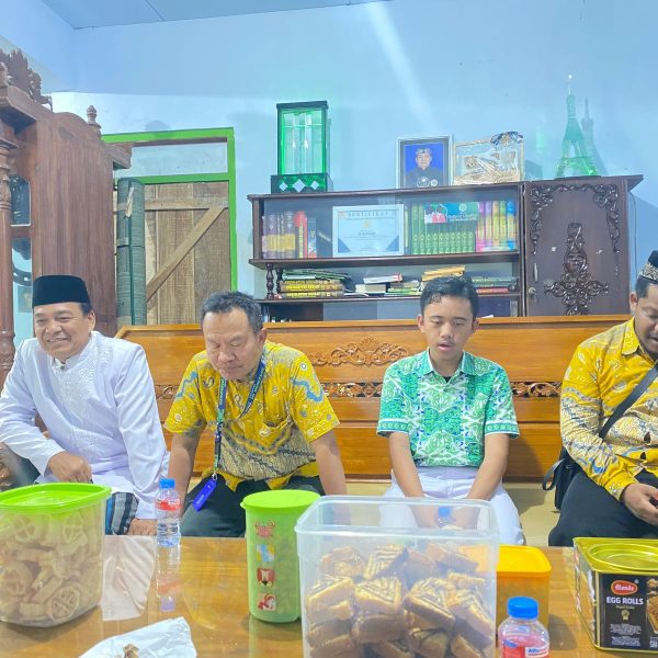 SMP Islam Al Azhar 18 Jalin Silaturahmi dengan Warga Sekitar Sekolah