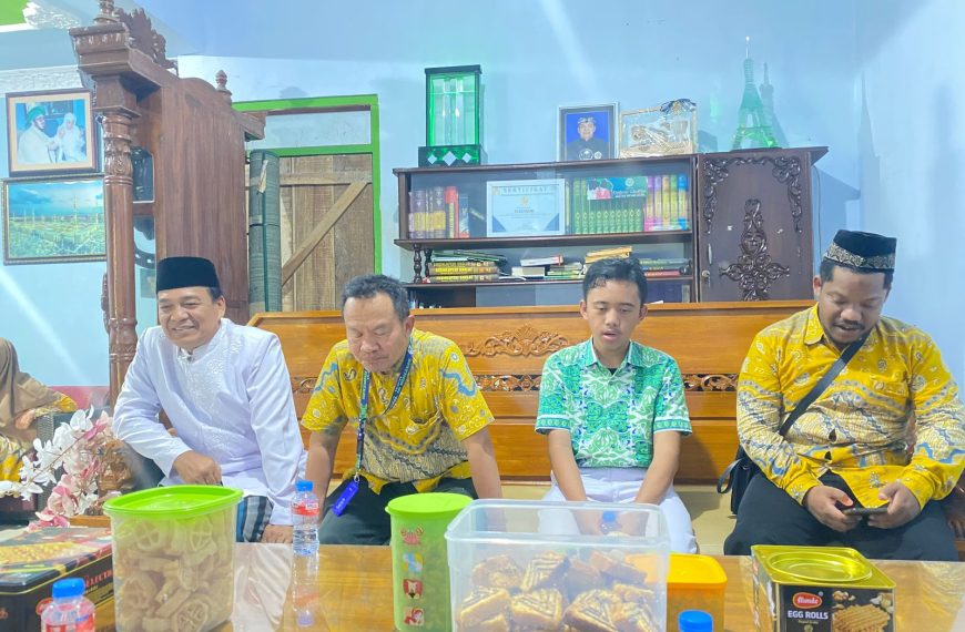 SMP Islam Al Azhar 18 Jalin Silaturahmi dengan Warga Sekitar Sekolah