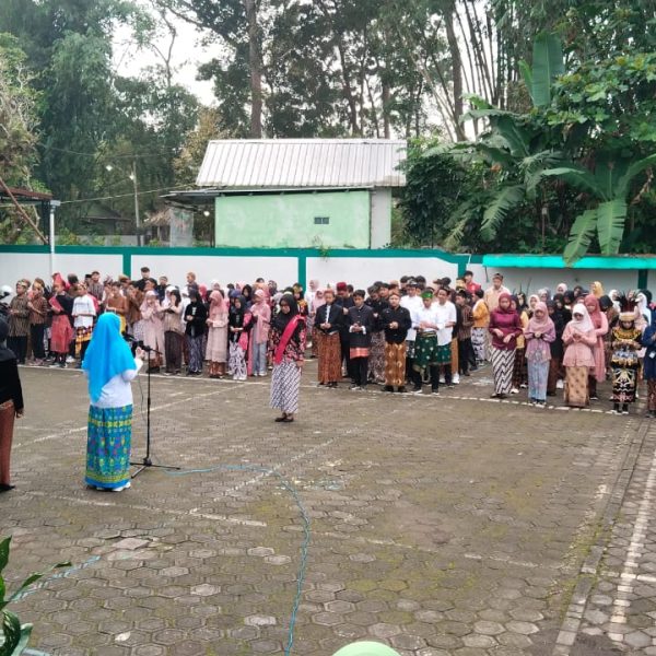SMP Al Azhar 18 Salatiga Peringati Hari Kartini dengan Meriah