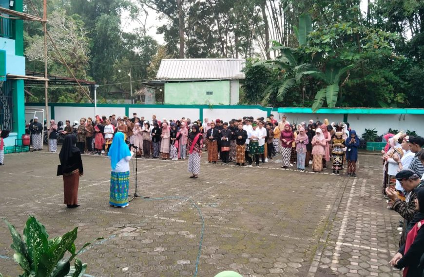 SMP Al Azhar 18 Salatiga Peringati Hari Kartini dengan Meriah