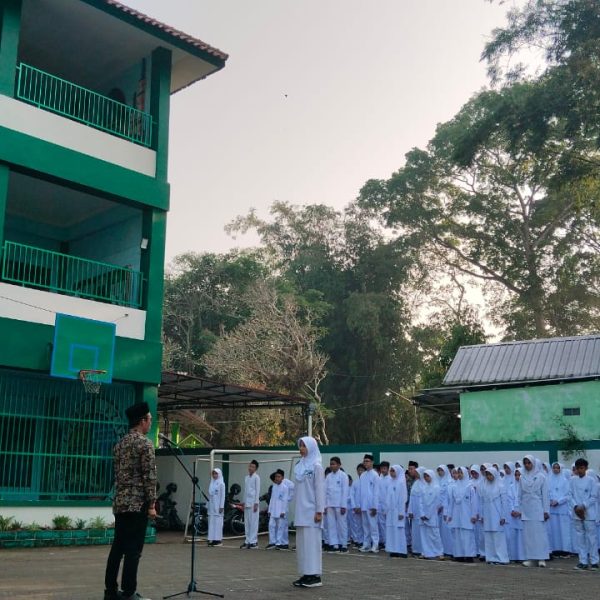 SMP Islam Al Azhar 18 Salatiga Gelar Upacara Peringatan HUT ke-1275 Kota Salatiga