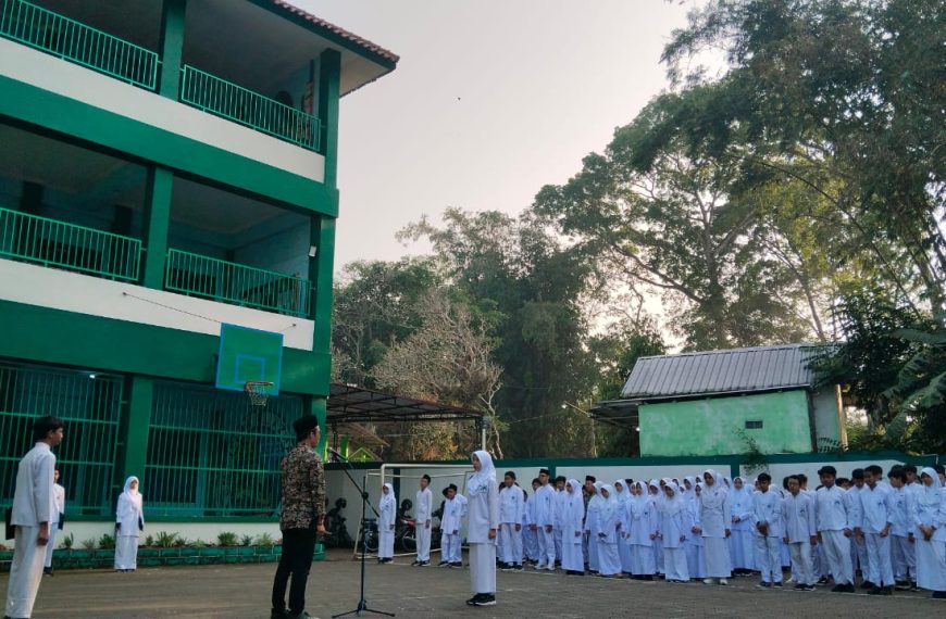 SMP Islam Al Azhar 18 Salatiga Gelar Upacara Peringatan HUT ke-1275 Kota Salatiga