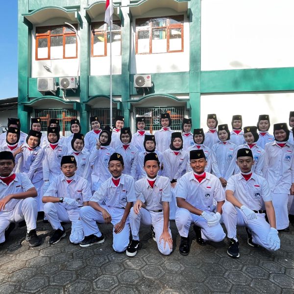 ANGGOTA OSIS SMP ISLAM AL AZHAR 18 MENJADI PETUGAS PASKIBRA DI UPACARA HUT KE-80 Republik Indonesia