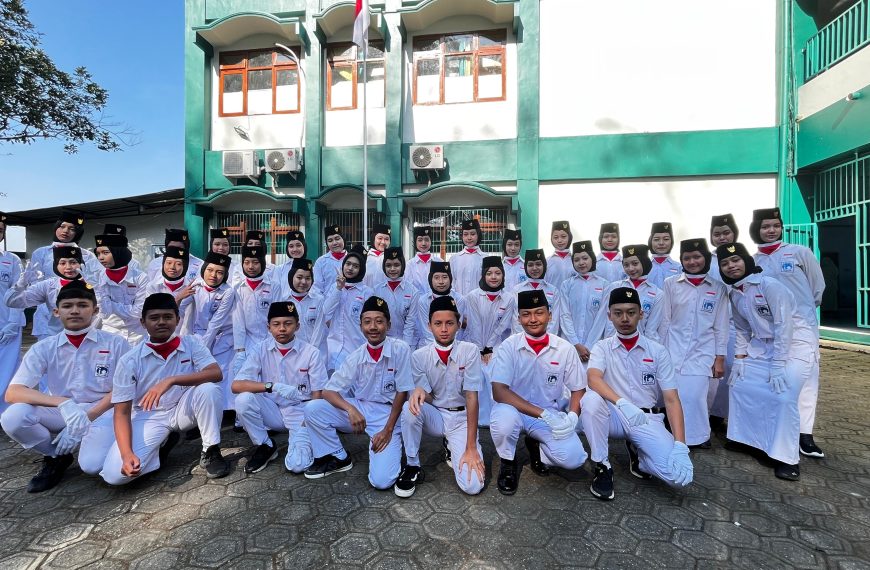 ANGGOTA OSIS SMP ISLAM AL AZHAR 18 MENJADI PETUGAS PASKIBRA DI UPACARA HUT KE-80 Republik Indonesia
