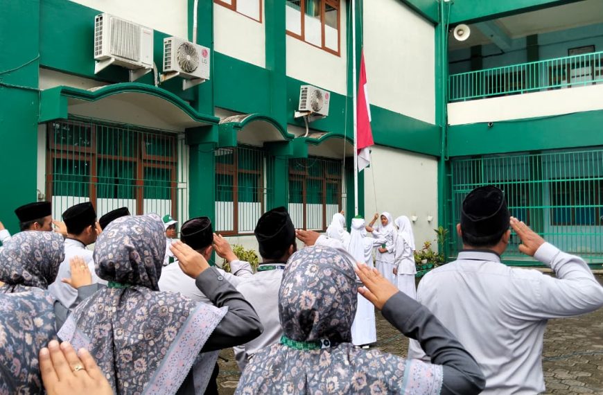 Upacara Khidmat di Al Azhar 18: SMP Islam Al Azhar 18 Salatiga Tanamkan Spirit Juang Pahlawan kepada Generasi Muda